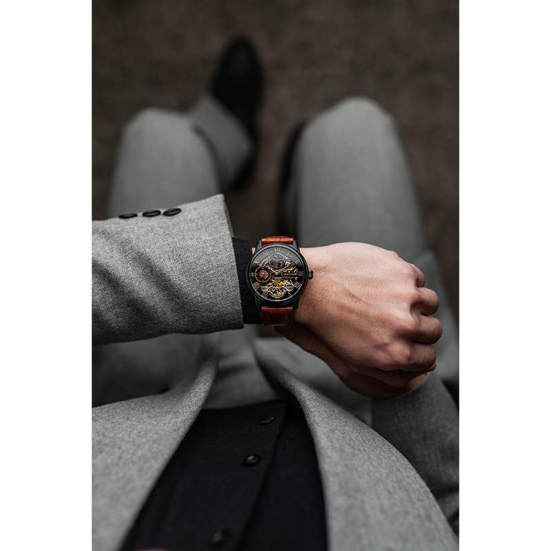 Montre EARNSHAW Longitude homme automatique acier noir bracelet cuir marron - vue porté 1