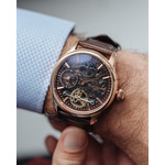 Montre EARNSHAW Longitude Shadow homme automatique acier noir bracelet cuir noir - vue porté 1