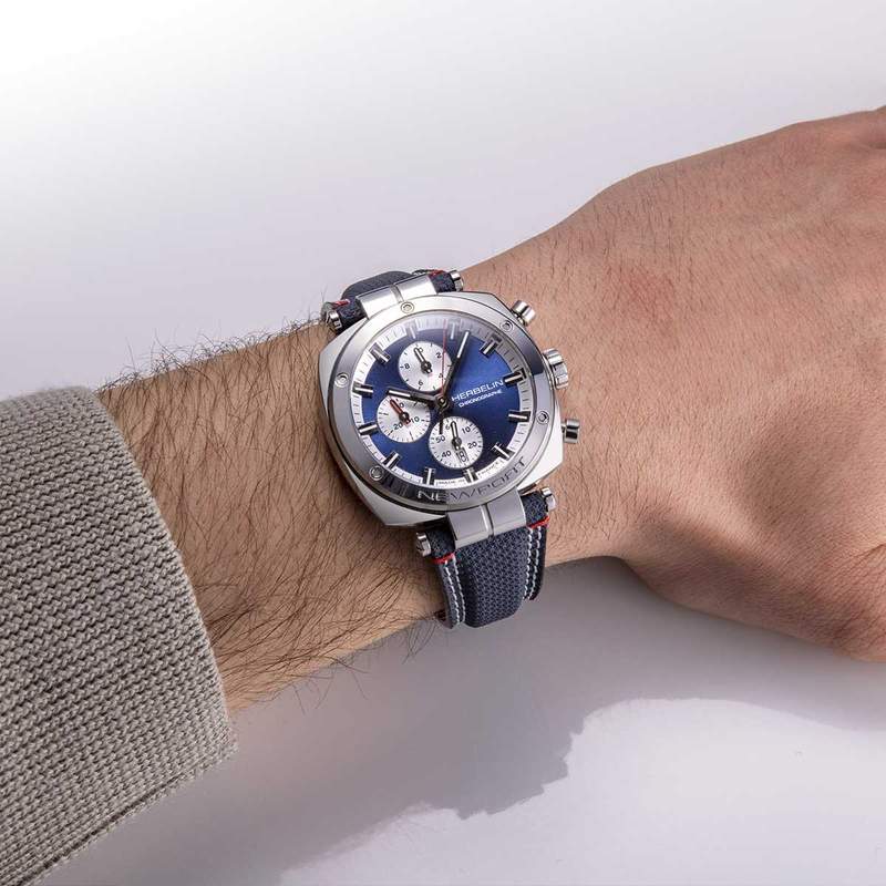 Montre HERBELIN Newport Heritage homme acier bracelet bleu - vue porté 1