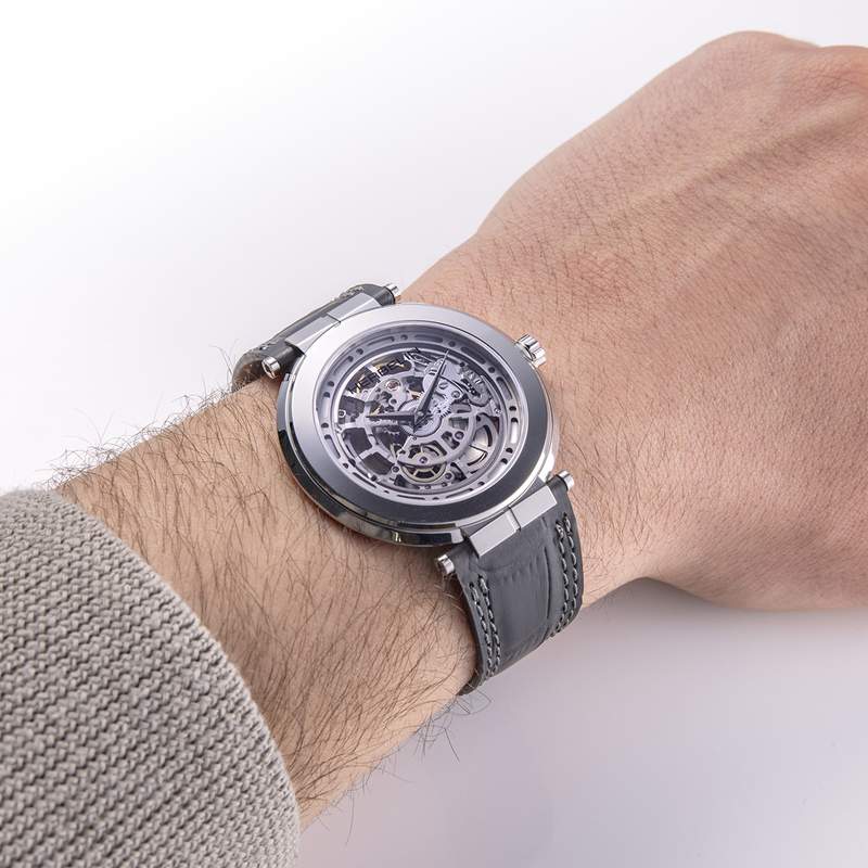 Montre HERBELIN Newport Slim homme automatique acier bracelet cuir noir. Edition limitée - vue porté 1