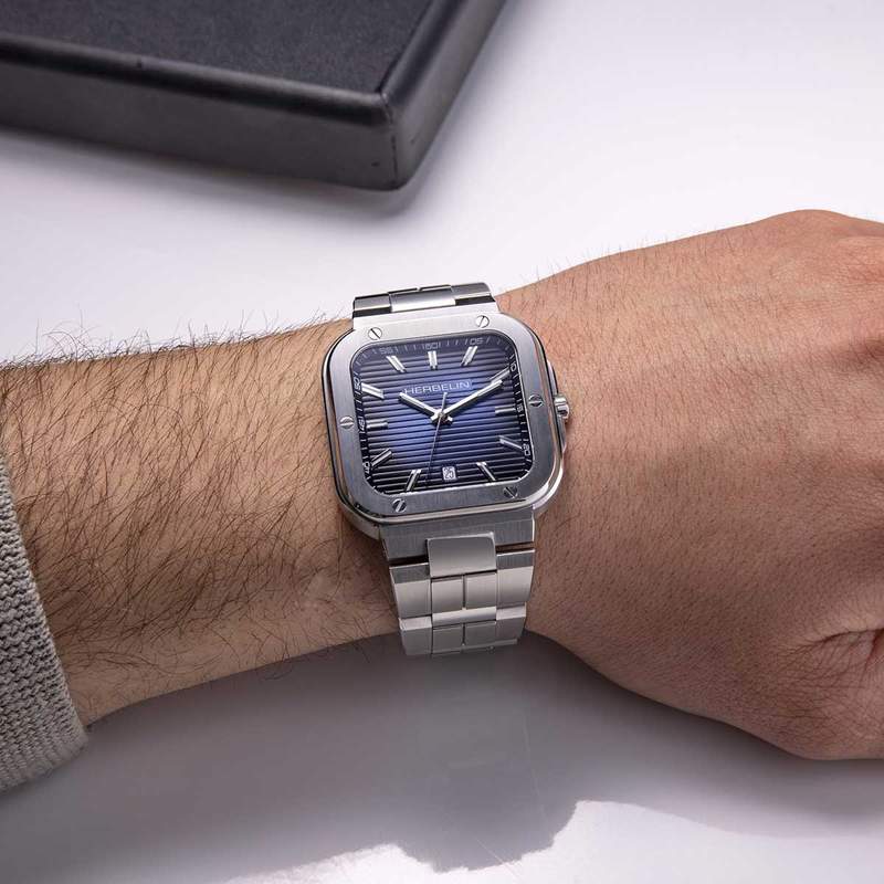 Montre HERBELIN Cap Camarat Square homme bracelet acier - vue porté 1