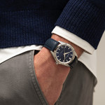 Montre HAMILTON Jazzmaster homme automatique acier  bracelet cuir bleu - vue porté 1