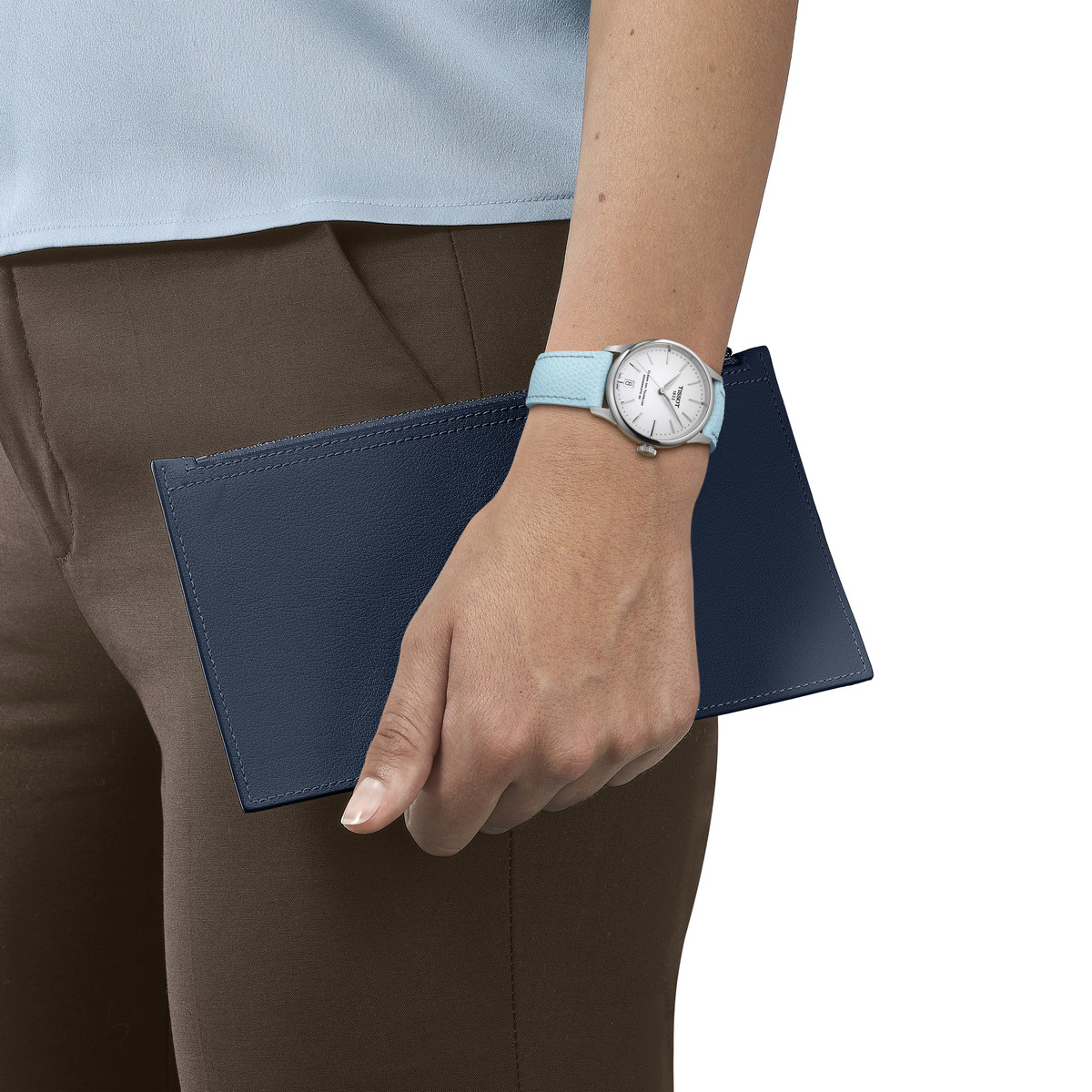 Montre TISSOT t-classic femme automatique acier bracelet cuir bleu - vue porté 1