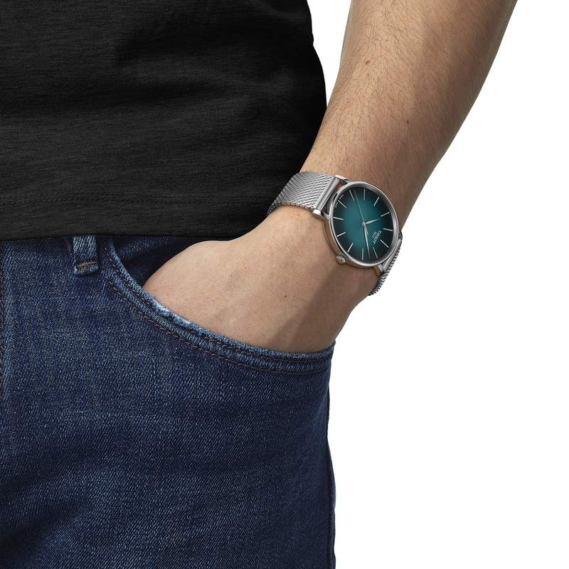 Montre TISSOT T-CLASSIC EVERYTIME mixte cadran vert bracelet acier gris - vue porté 1
