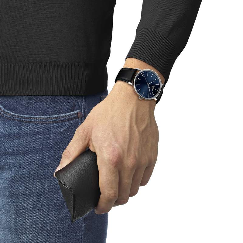 Montre TISSOT T-CLASSIC EVERYTIME homme cadran bleu bracelet cuir noir - vue porté 1