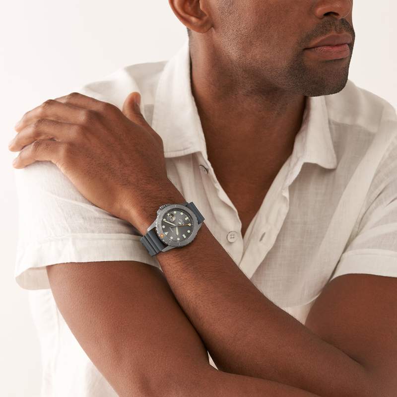 Montre FOSSIL Blue homme bracelet silicone gris - vue porté 1