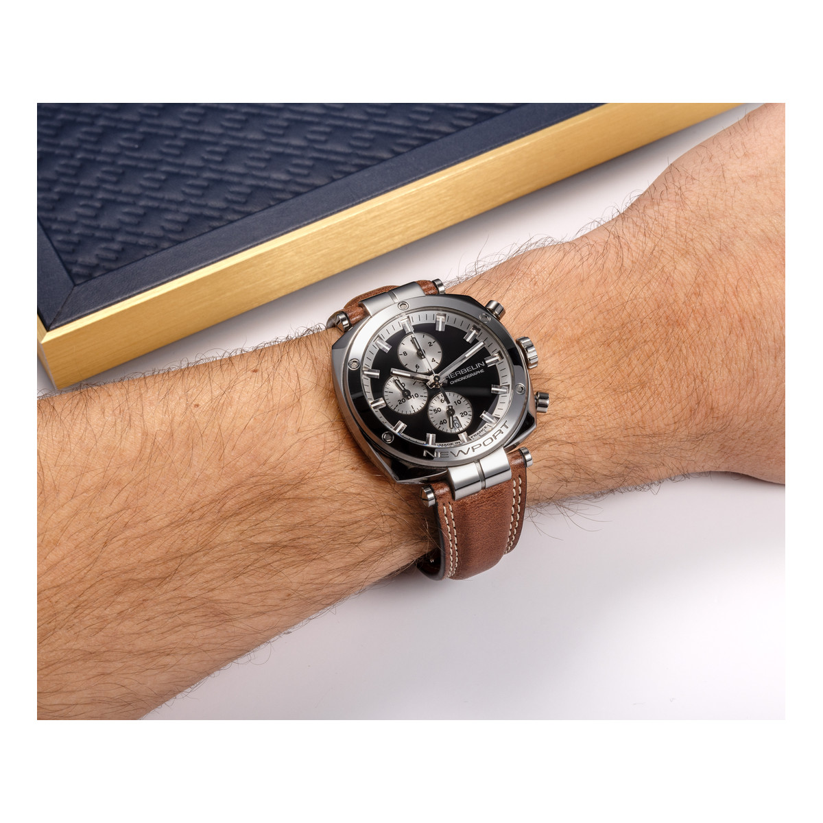 Montre HERBELIN  Newport homme analogique acier bracelet cuir brun - vue porté 1