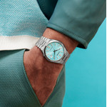 Montre CITIZEN Tsuyosa homme automatique, bracelet acier gris - vue porté 1