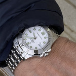 Montre HUMBERT-DROZ hd9 homme automatique, bracelet acier - vue porté 1