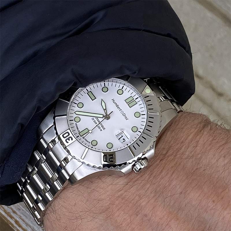 Montre HUMBERT-DROZ hd9 homme automatique, bracelet acier - vue porté 1