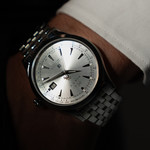 Montre MATY GM cadran gris bracelet acier - vue porté 1