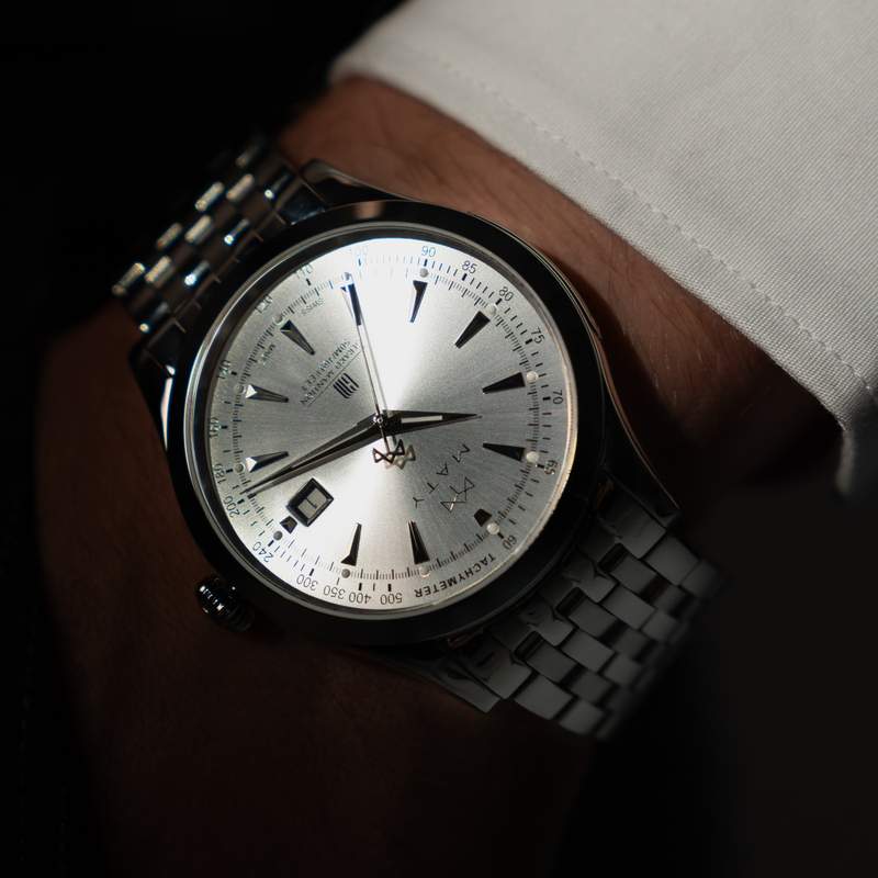Montre MATY GM cadran gris bracelet acier - vue porté 1