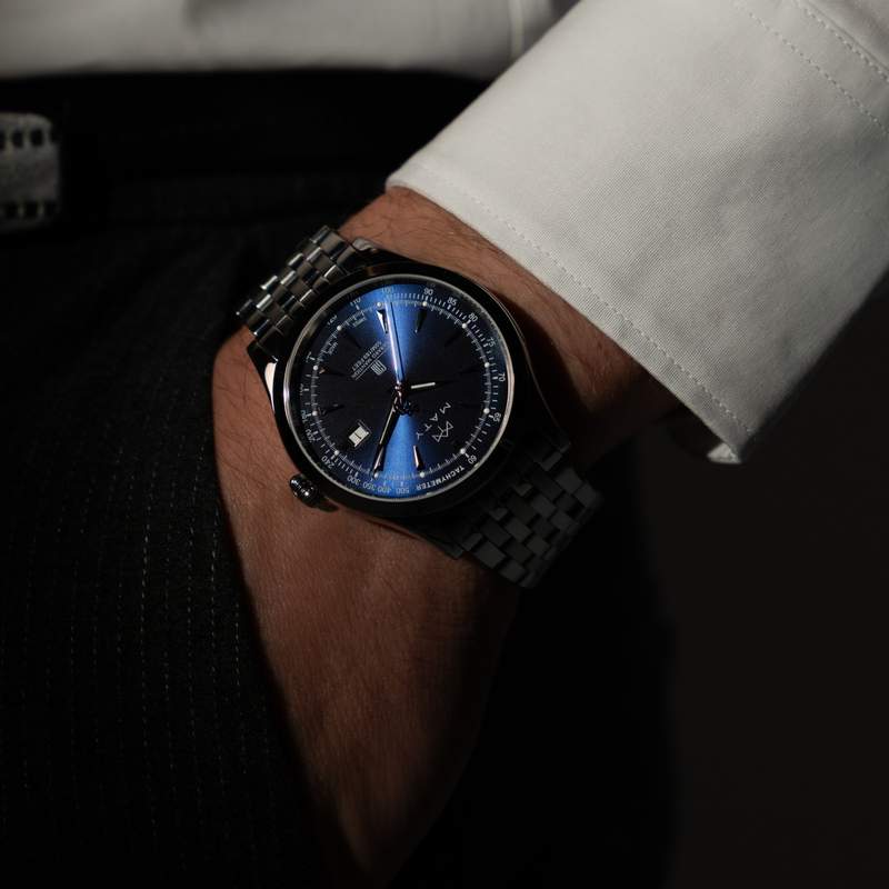 Montre MATY GM cadran bleu foncé bracelet acier - vue porté 1