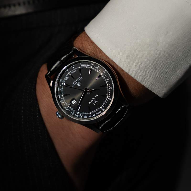 Montre MATY GM cadran noir bracelet cuir noir - vue porté 1