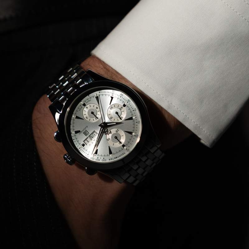 Montre MATY GM automatique chronographe cadran gris bracelet acier - vue porté 1