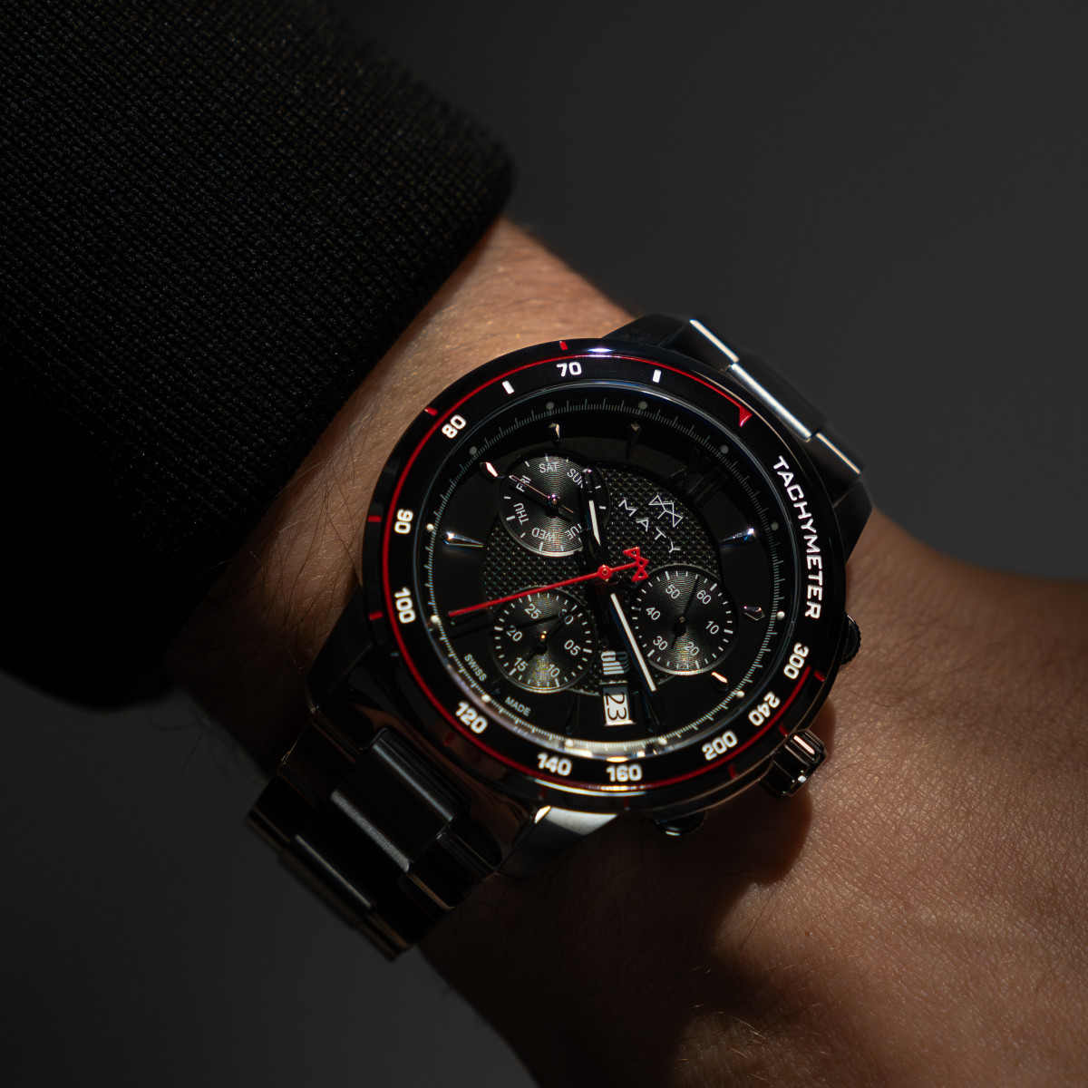 Montre MATY GM chronographe cadran noir bracelet acier - vue porté 1