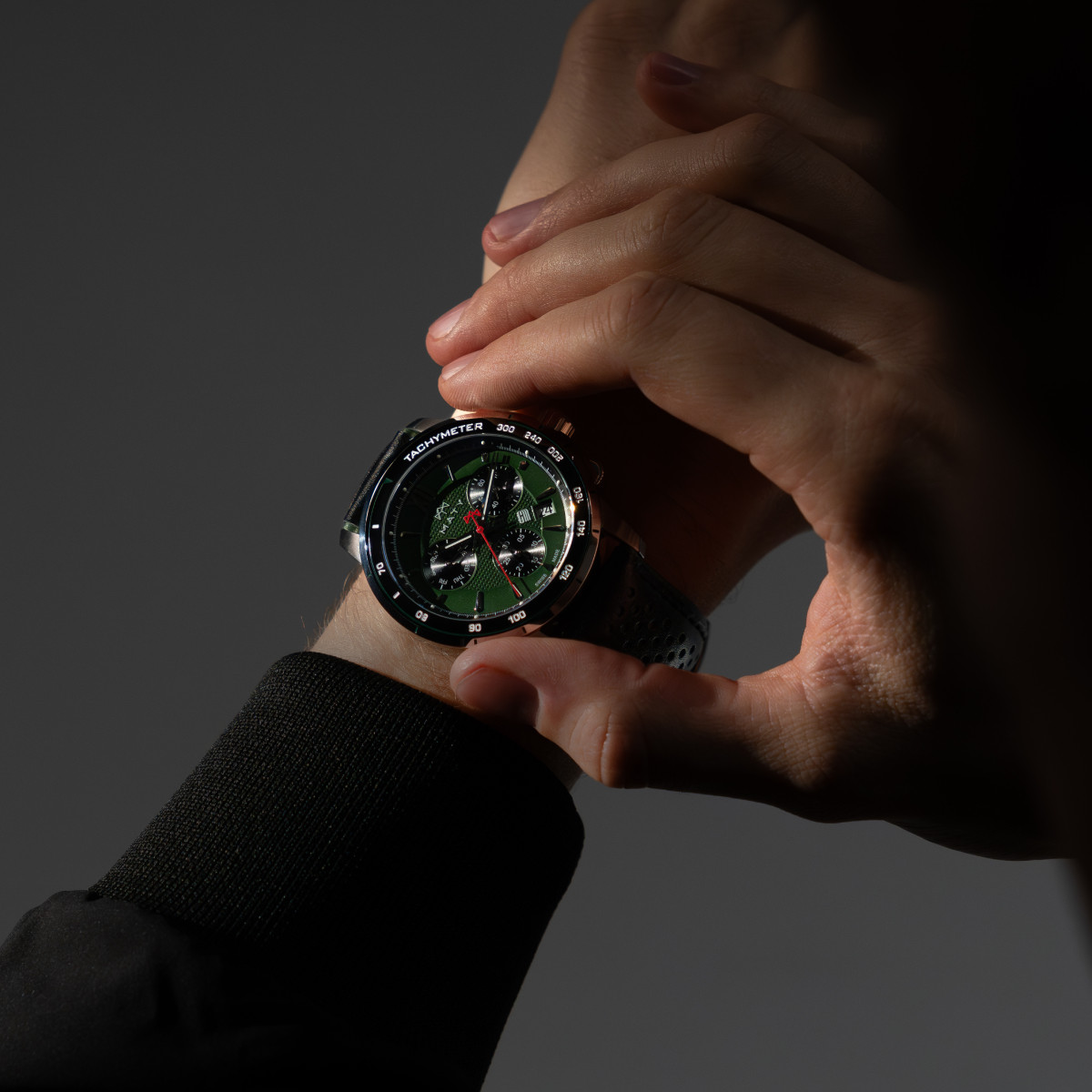 Montre MATY GM chronographe cadran vert bracelet cuir vert - vue porté 1
