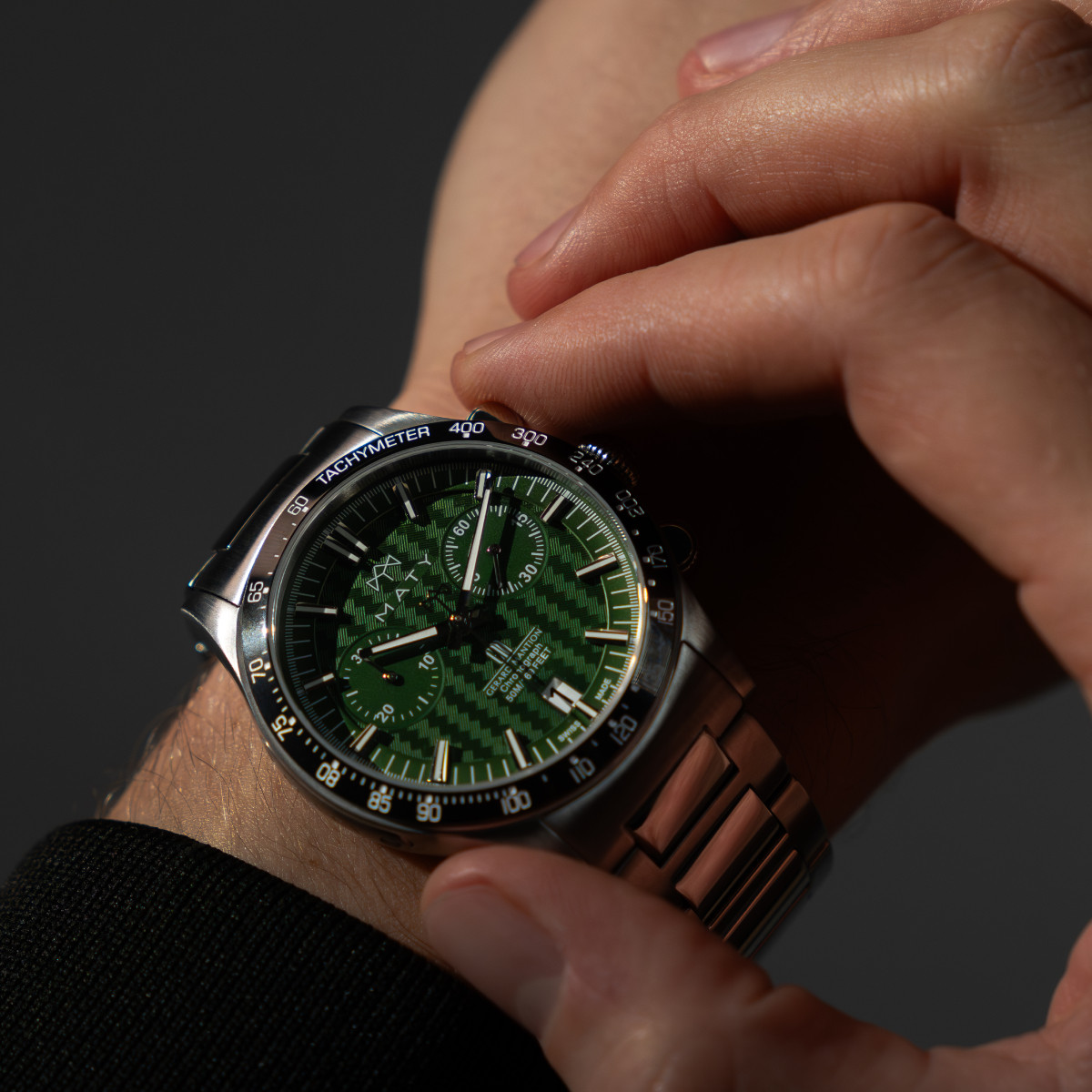 Montre MATY GM chronographe cadran vert bracelet acier - vue porté 1