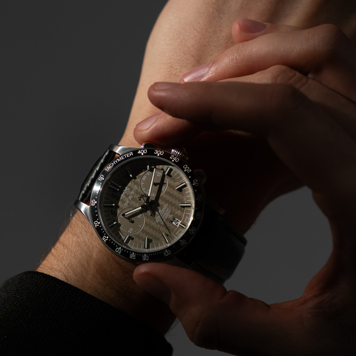 Montre MATY GM chronographe cadran taupe bracelet cuir noir - vue porté 1