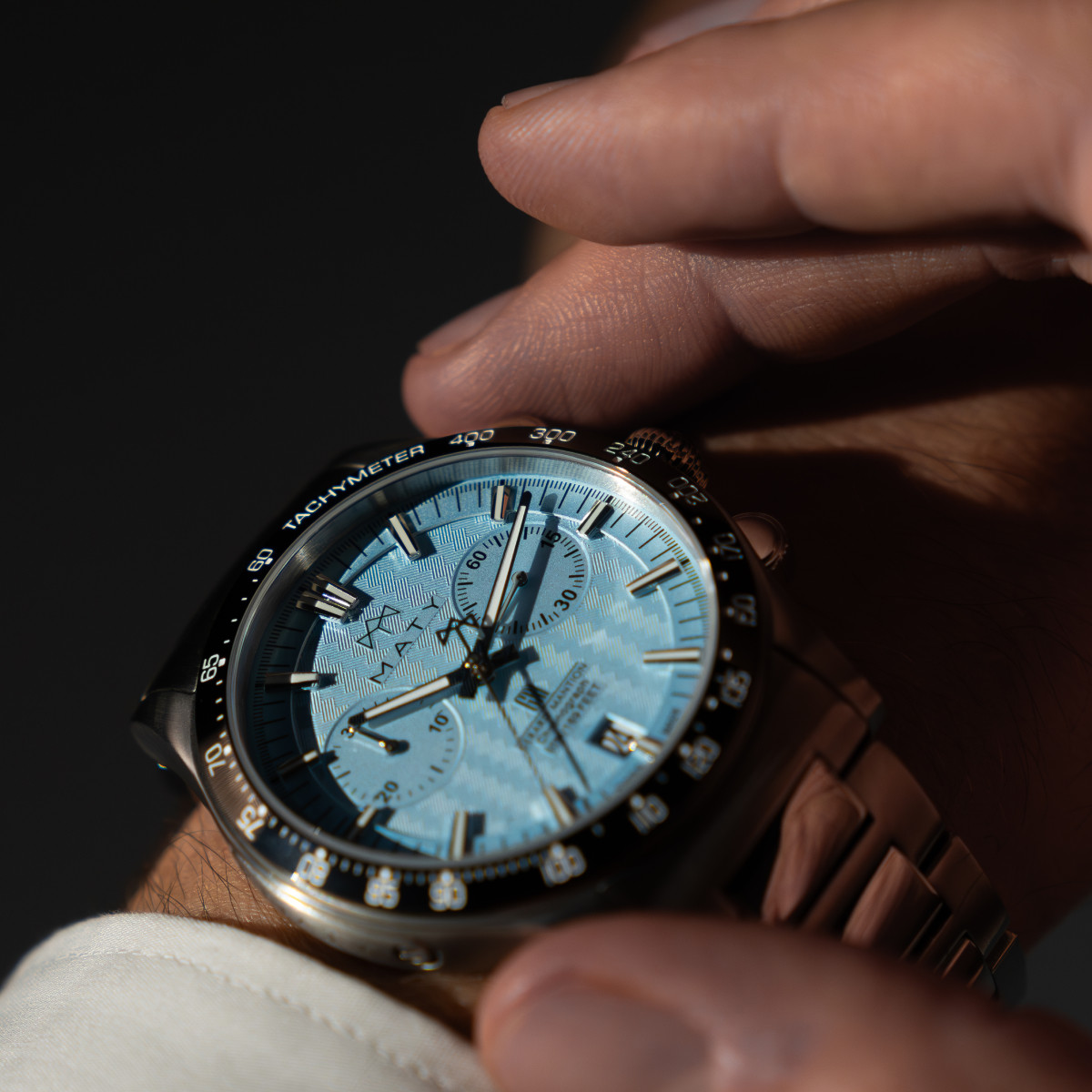 Montre MATY GM chronographe cadran bleu bracelet acier - vue porté 1