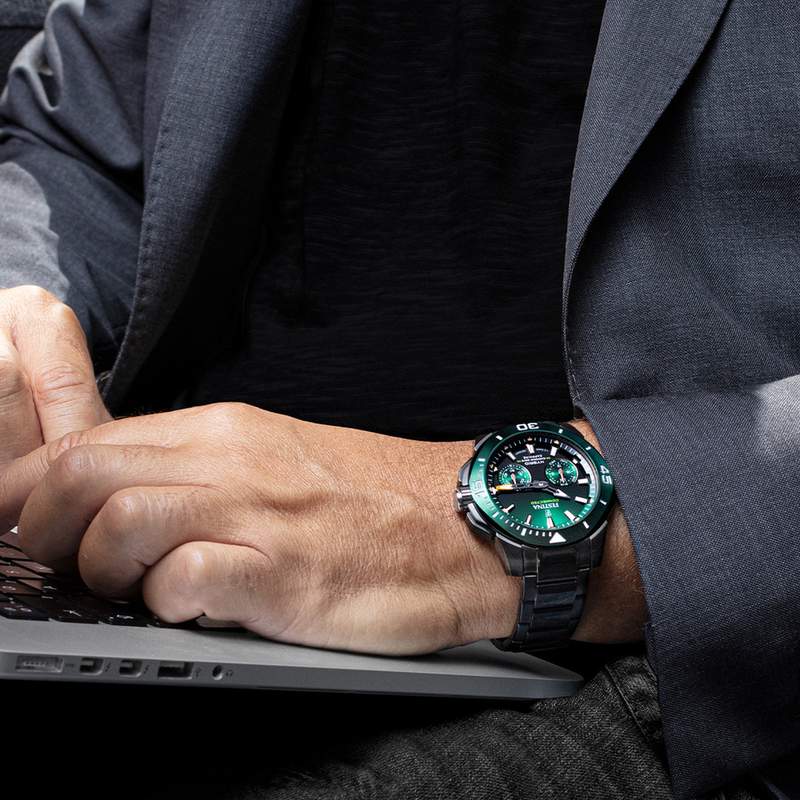 Montre FESTINA connected homme connecté, bracelet acier noir - vue porté 1