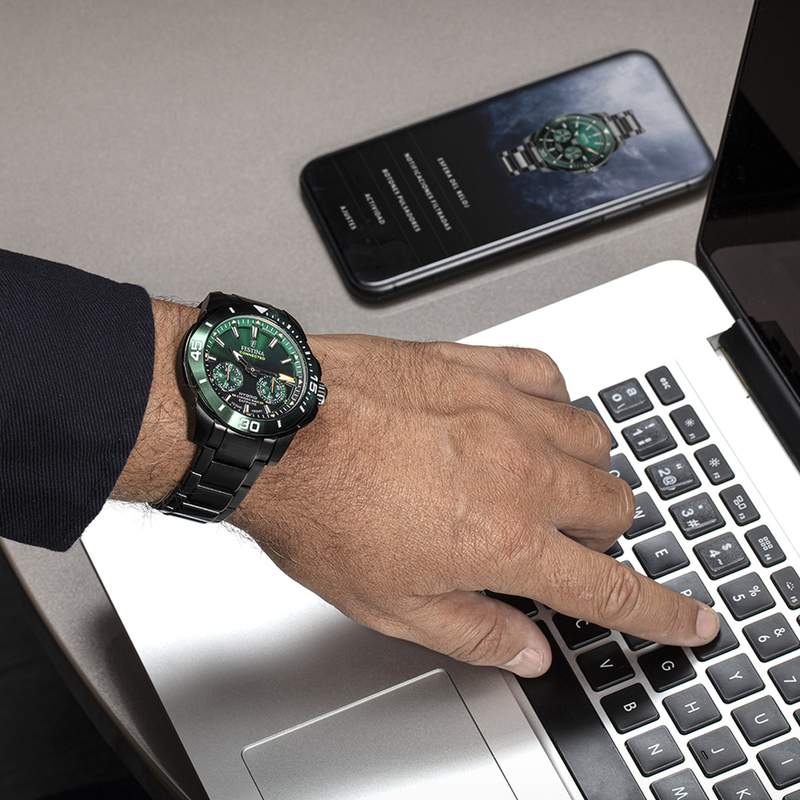 Montre FESTINA connected homme connecté, bracelet acier noir - vue porté 3