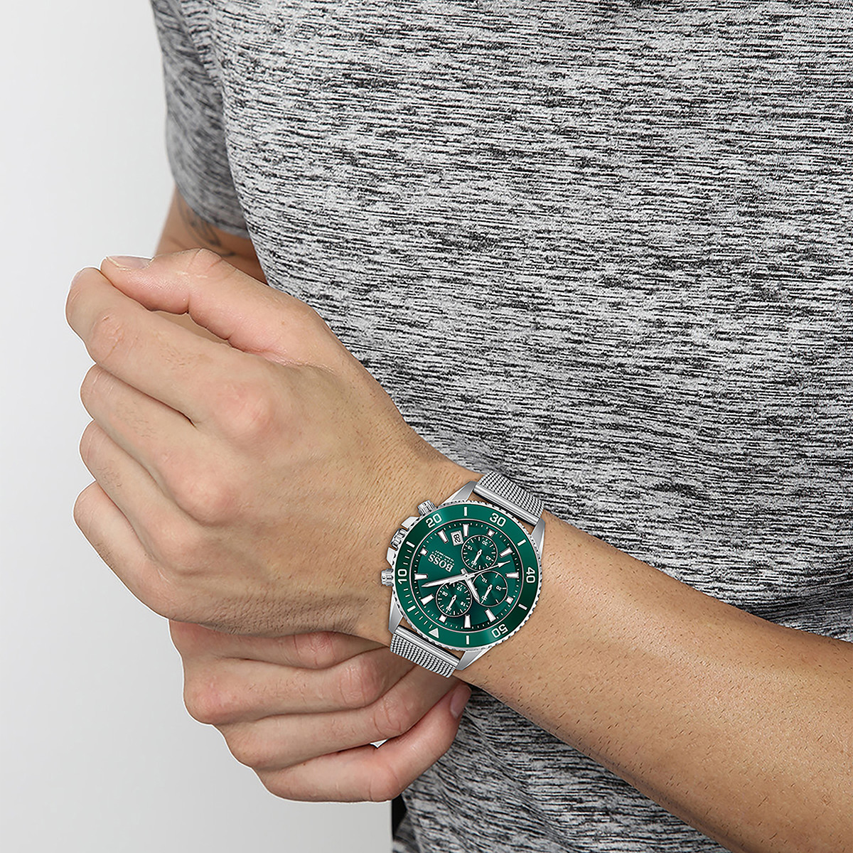 Montre BOSS athleisure homme chronographe, bracelet acier argent - vue porté 1