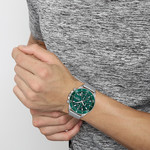 Montre BOSS athleisure homme chronographe, bracelet acier argent - vue porté 1