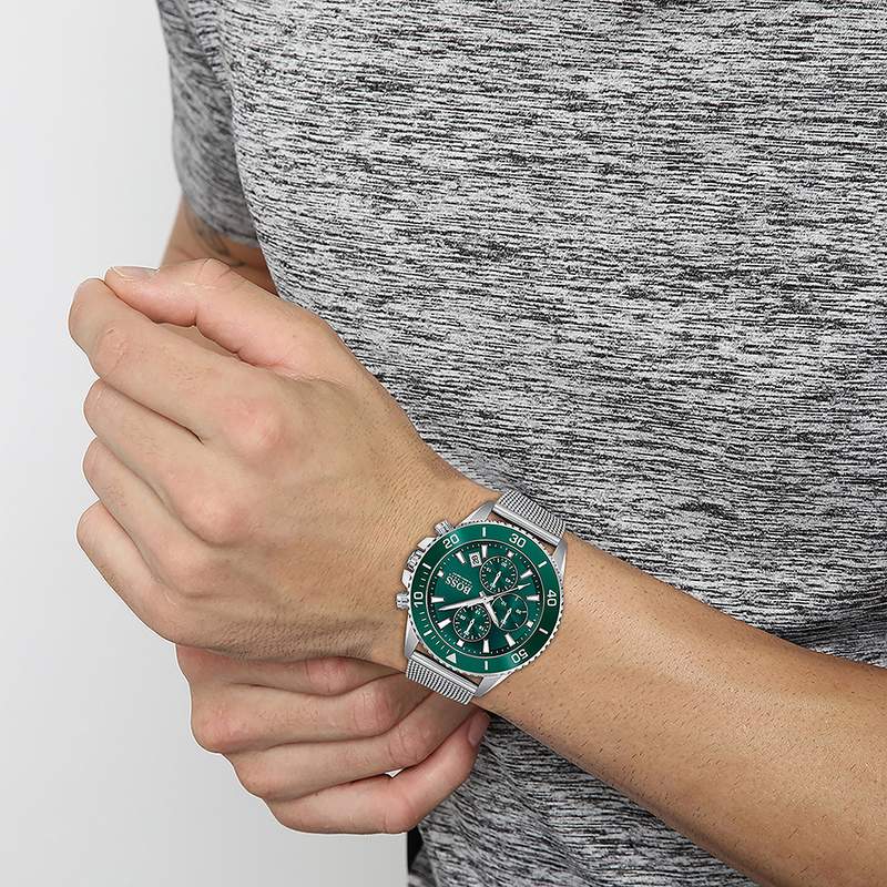 Montre BOSS athleisure homme chronographe, bracelet acier argent - vue porté 1
