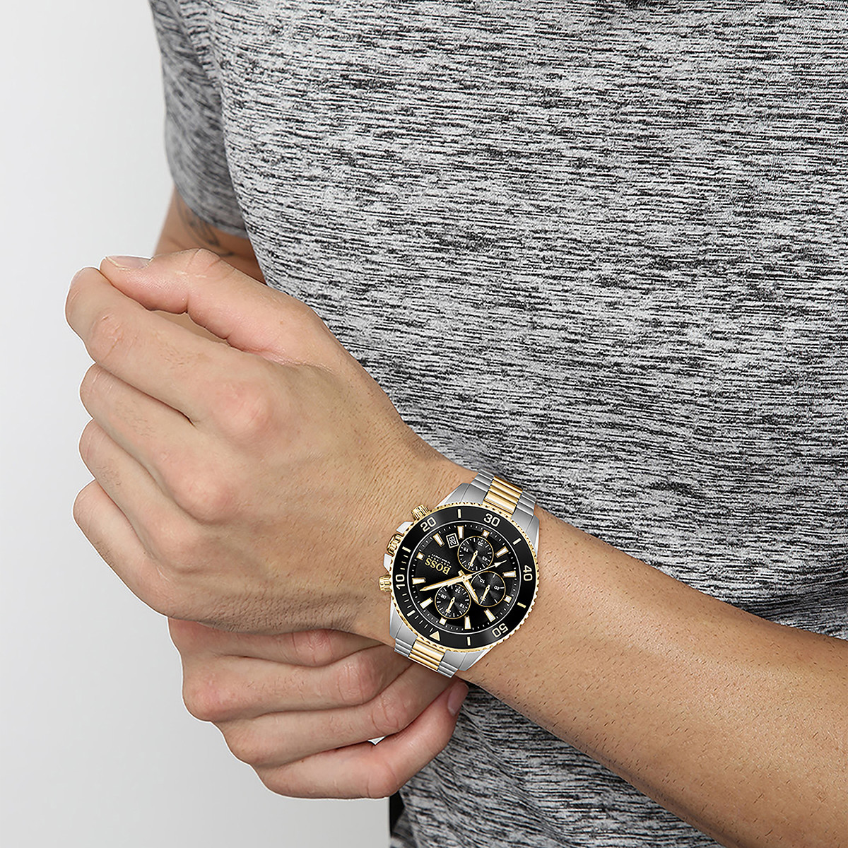 Montre BOSS athleisure homme chronographe, bracelet acier bicolore - vue porté 1