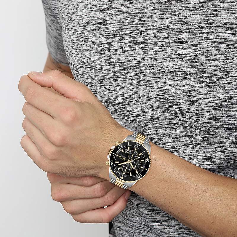 Montre BOSS athleisure homme chronographe, bracelet acier bicolore - vue porté 1