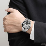 Montre BOSS sport lux homme automatique, bracelet acier argent - vue porté 1