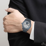 Montre BOSS sport lux homme automatique, bracelet acier bleu - vue porté 1