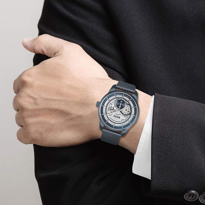 Montre BOSS sport lux homme automatique, bracelet acier bleu - vue porté 1