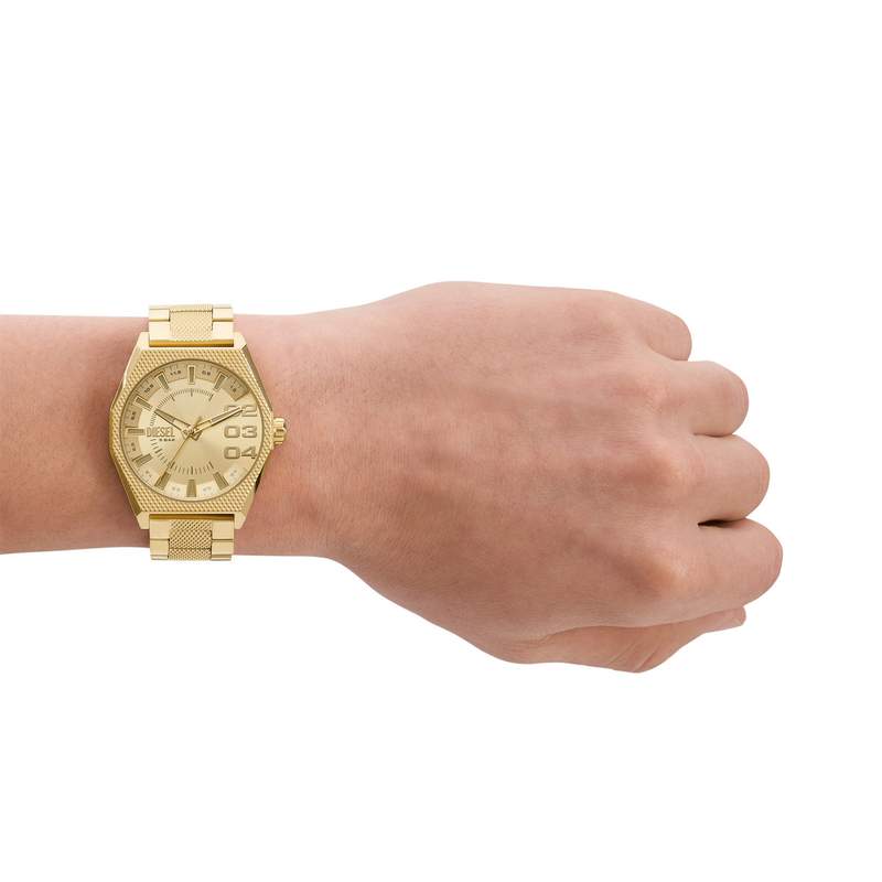 Montre DIESEL scraper homme bracelet acier inoxydable doré - vue porté 1
