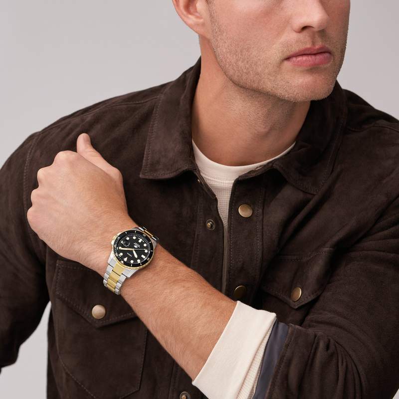 Montre FOSSIL FOSSIL blue dive homme bracelet acier inoxydable bicolore - vue porté 1