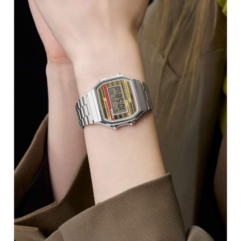 Montre CASIO VINTAGE homme bracelet acier inoxydable - vue porté 1