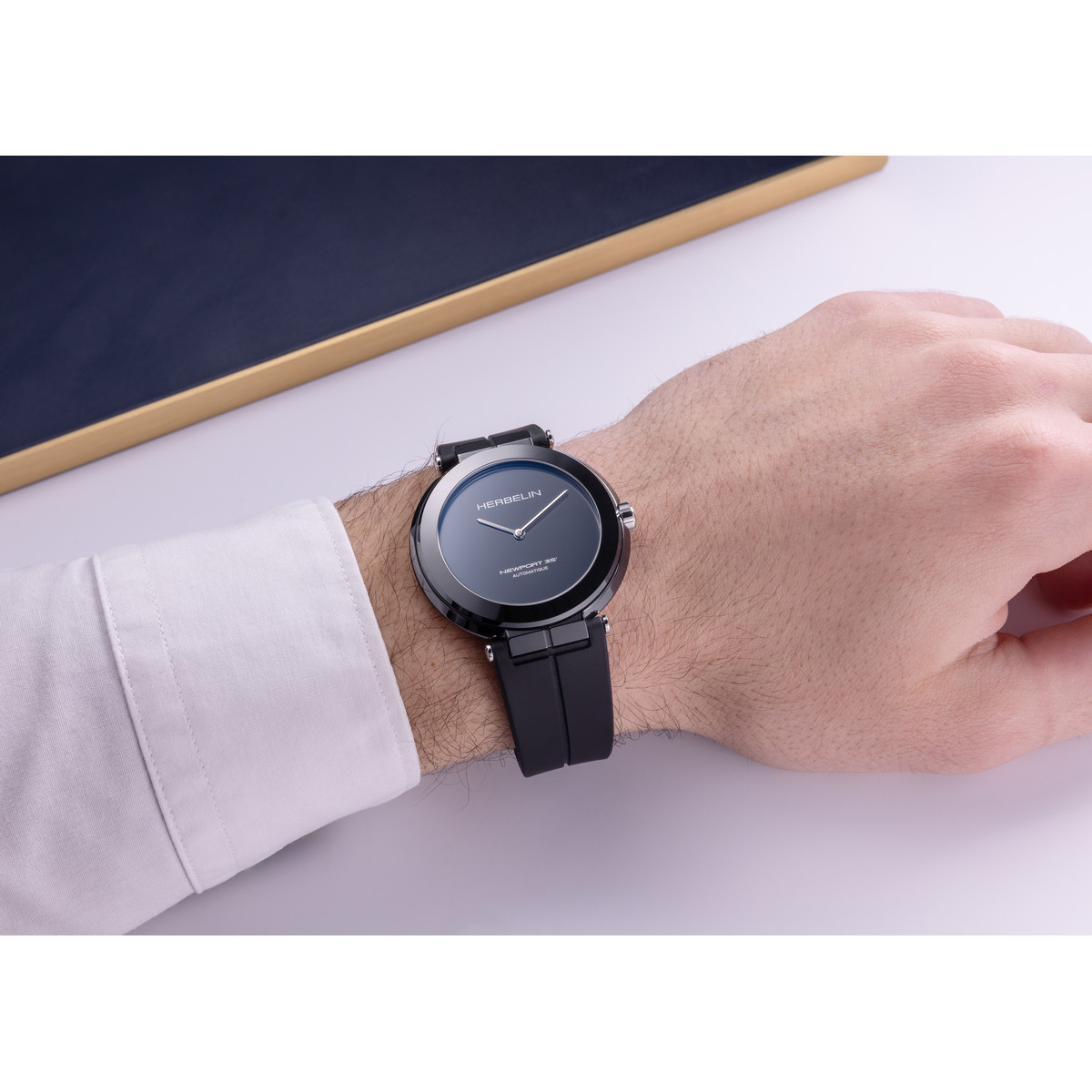 Montre MICHEL HERBELIN Newport homme automatique, bracelet silicone noir - vue porté 1