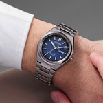 Montre CITIZEN super titanium homme eco-drive, bracelet titane gris argent - vue porté 1