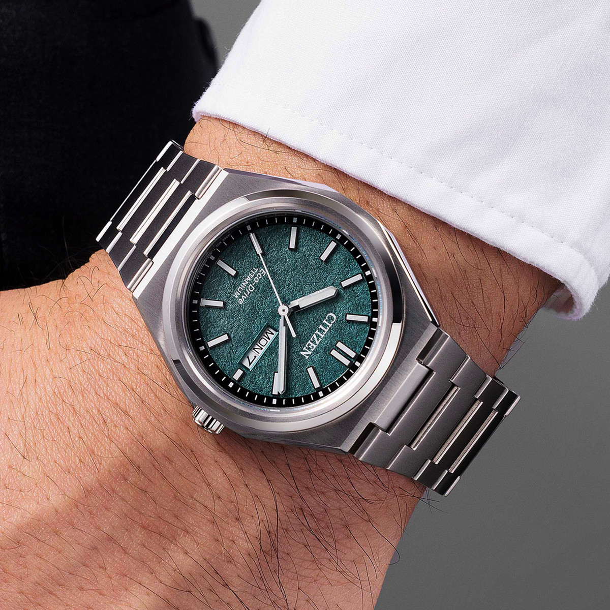 Montre CITIZEN super titanium homme eco-drive, bracelet titane gris argent - vue porté 1