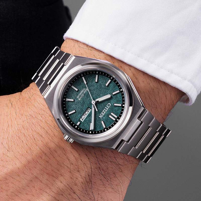 Montre CITIZEN super titanium homme eco-drive, bracelet titane gris argent - vue porté 1