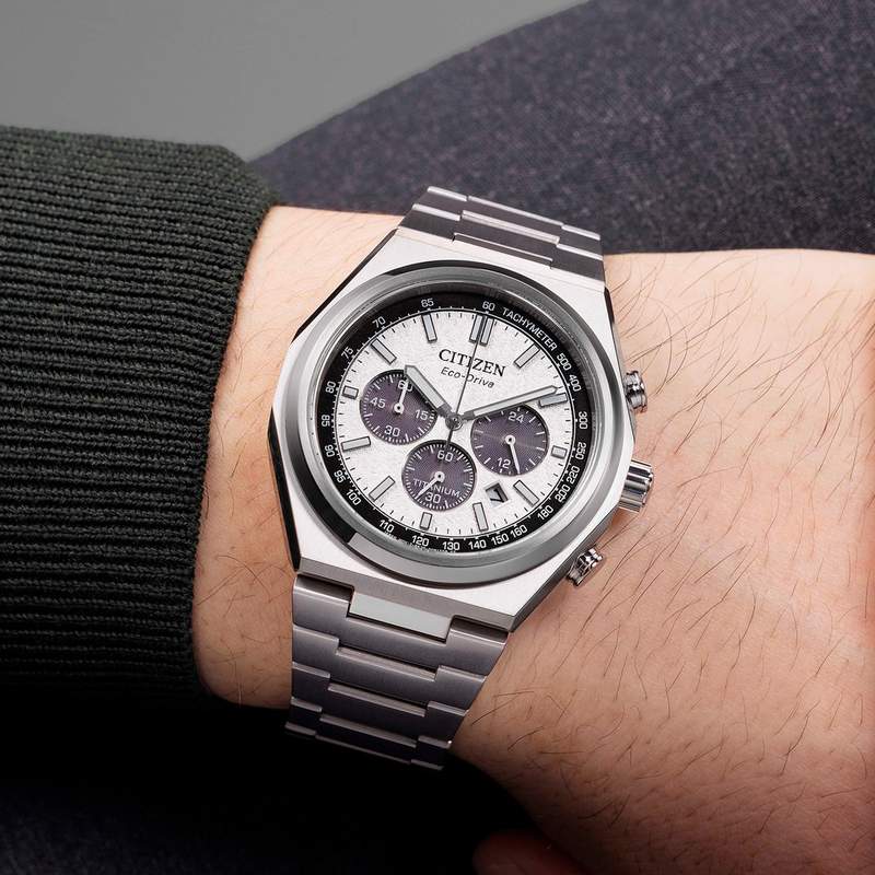 Montre CITIZEN super titanium homme eco-drive, bracelet titane gris argent - vue porté 1