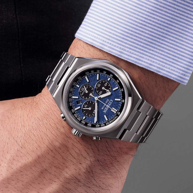 Montre CITIZEN super titanium homme eco-drive, bracelet titane gris argent - vue porté 1