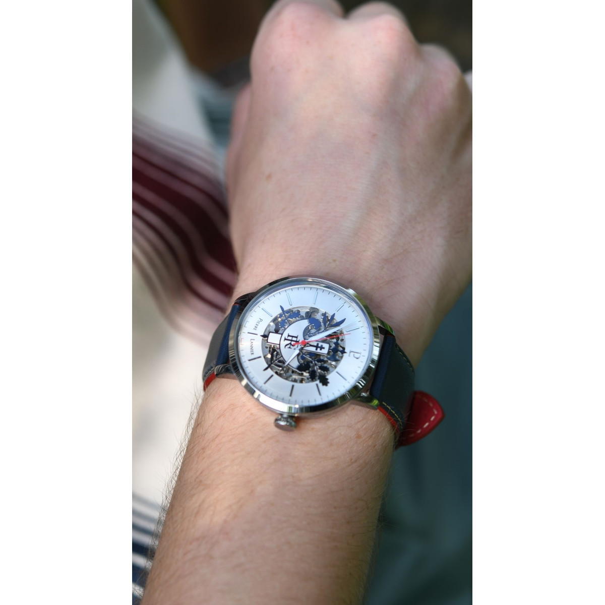 Montre PIERRE LANNIER Élysée homme automatique, bracelet cuir bleu - vue porté 3