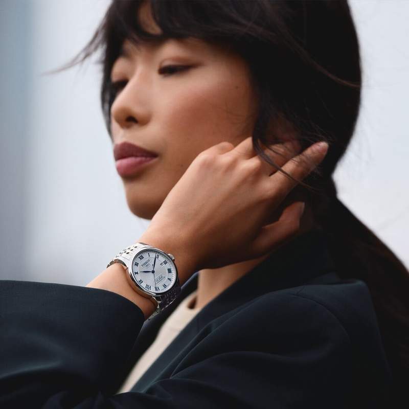 Montre TISSOT T-CLASSIC LE LOCLE 20TH ANNIVERSARY POWERMATIC 80 homme automatique, cadran gris bracelet acier inoxydable - vue porté 2