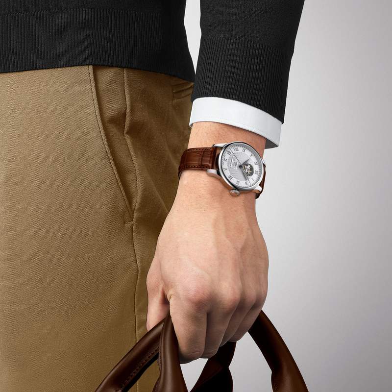 Montre TISSOT LE LOCLE POWERMATIC 80 OPEN HEART homme automatique cadran gris bracelet synthétique embossé façon alligator brun - vue porté 1
