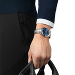 Montre TISSOT T-CLASSIC GENTLEMAN homme cadran bleu bracelet titane - vue porté 1