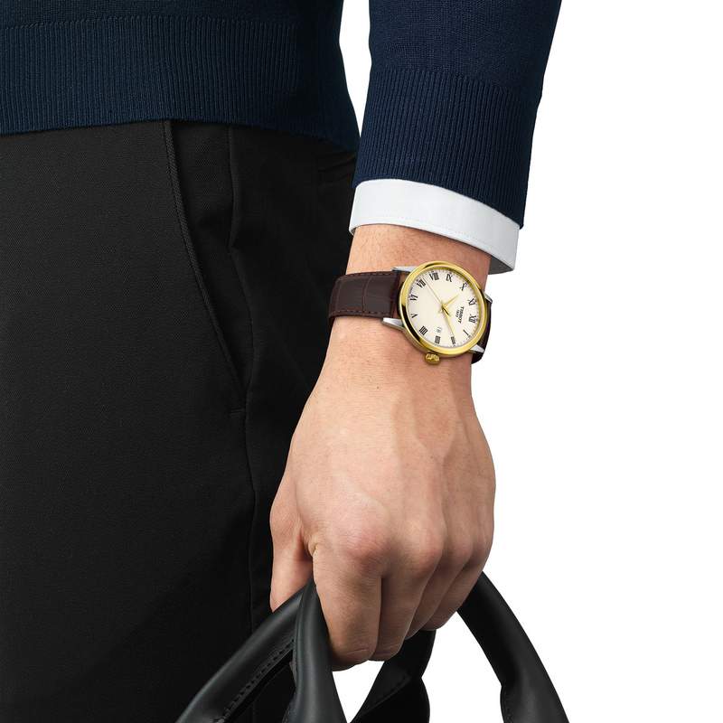 Montre TISSOT T-classic homme bracelet cuir brun - vue porté 1