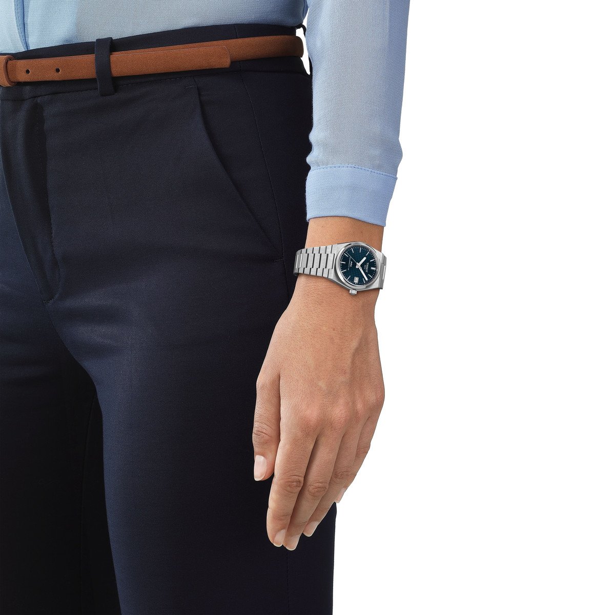 Montre TISSOT T-CLASSIC PRX POWERMATIC 80 mixte automatique cadran bleu bracelet acier inoxydable - vue porté 1
