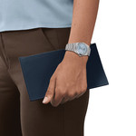 Montre TISSOT T-CLASSIC PRX POWERMATIC homme automatique, cadran belu clair bracelet acier inoxydable - vue porté 1